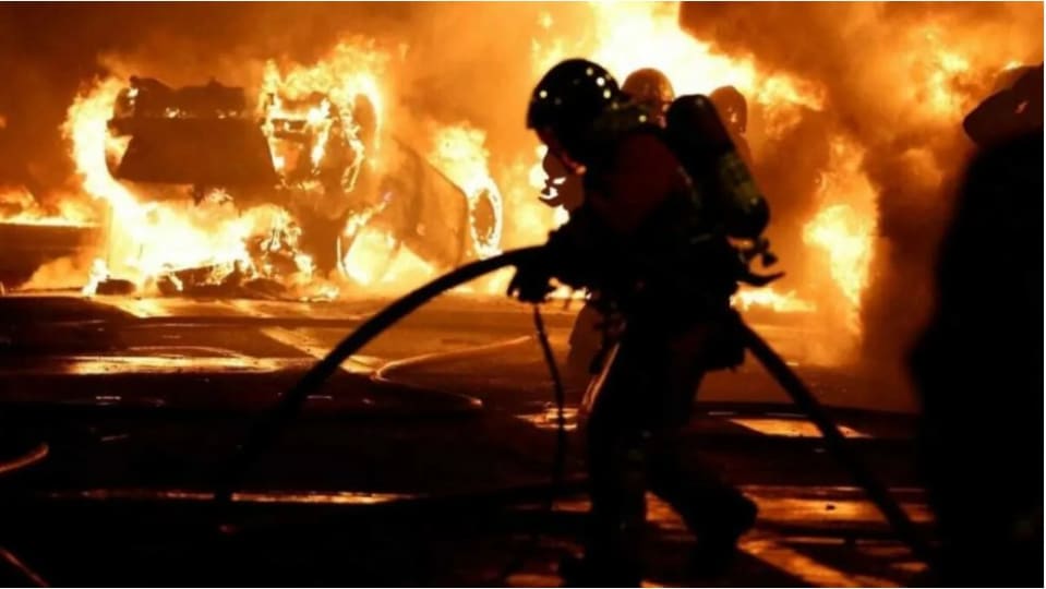 De l'huile sur le feu : la France adopte une loi très controversée au milieu des émeutes