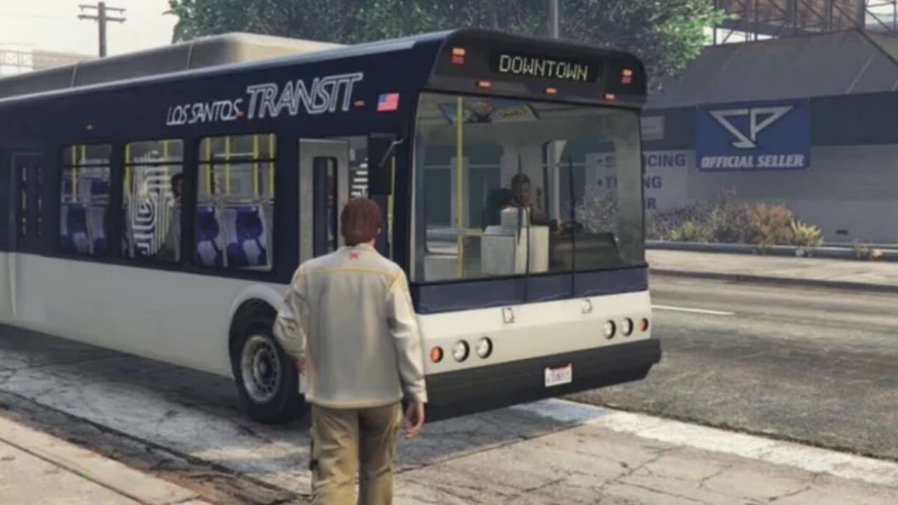 Un jugador de GTA V utiliza el bus por Los Santos tras fallar su propio examen de conducir