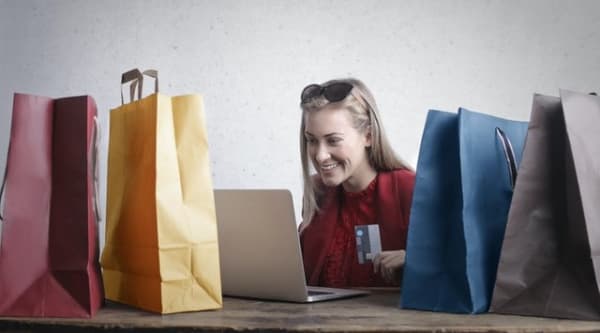 Mujer comprando por Internet