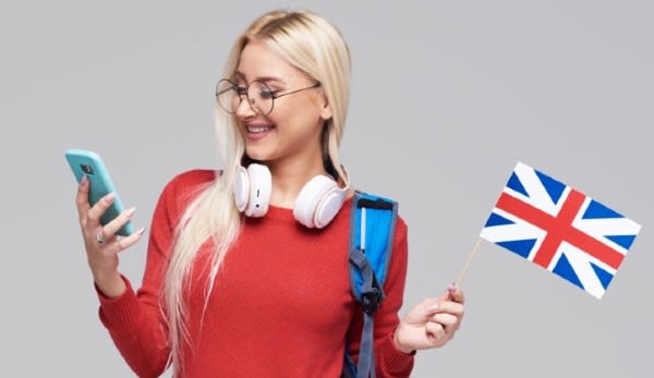 Chica con móvil y bandera del Reino Unido