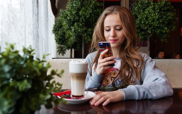 Mujer joven mirando las redes sociales