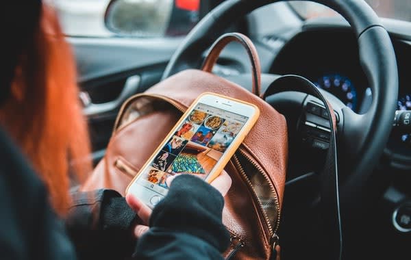 Mujer mirando redes sociales en el coche