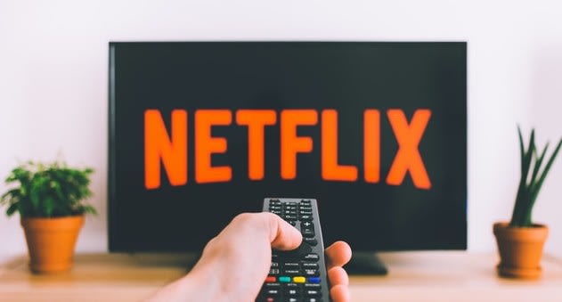 Hombre viendo Netflix en una Smart TV