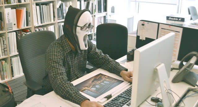 Persona utilizando ordenador con máscara de Scream