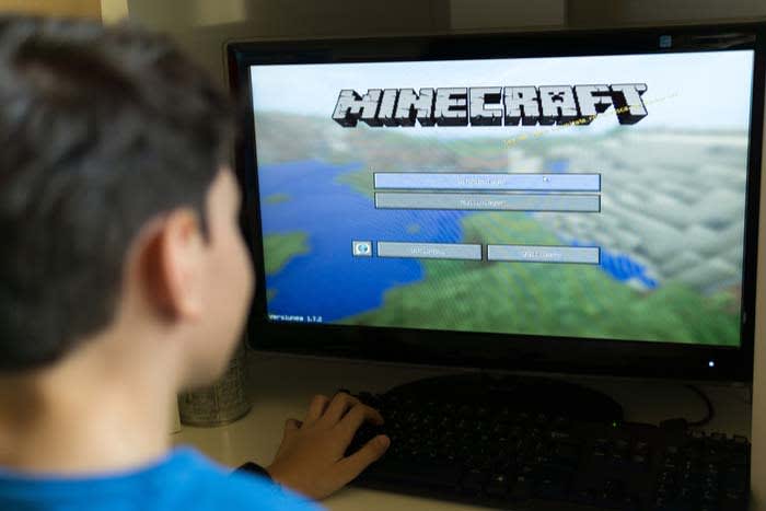 Niño jugando a Minecraft
