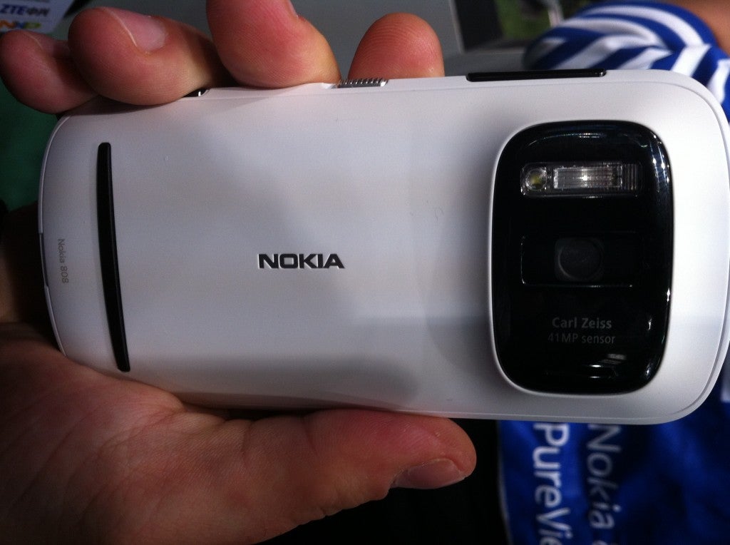 Nokia 808 Pure View - widok na tylną część obudowy