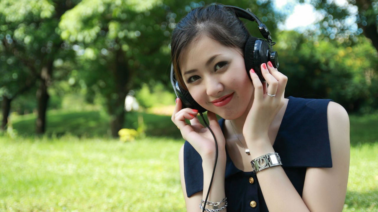 mujer asiática escuchando música