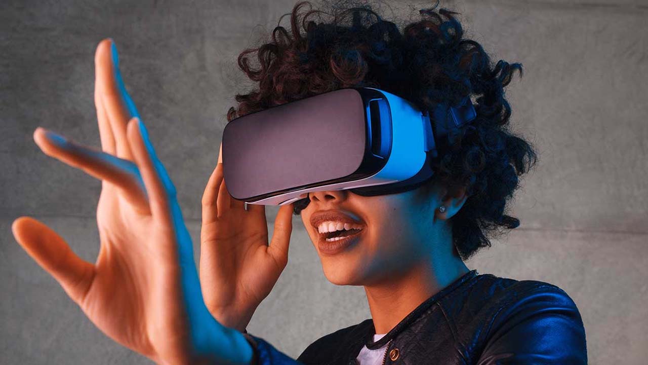 mujer usando gafas de realidad virtual
