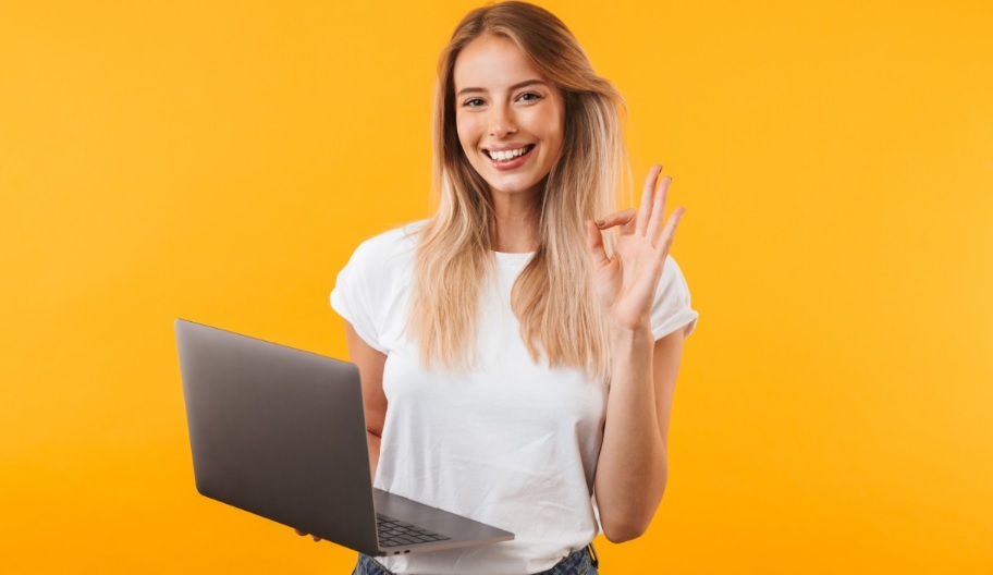 Chica sonriente utilizando un portátil