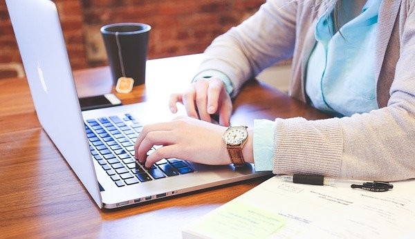 Hombre utilizando un portátil