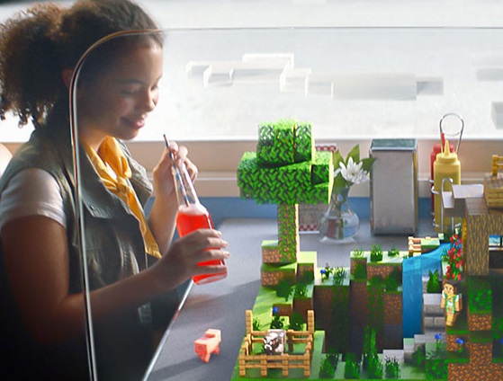 Chica jugando a Minecraft Earth