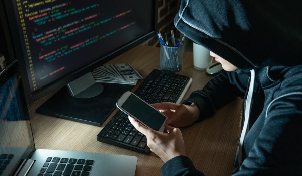 Hacker con un smartphone