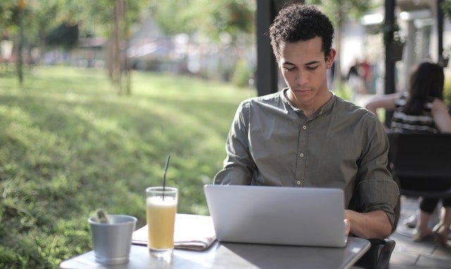 Hombre utilizando un portátil