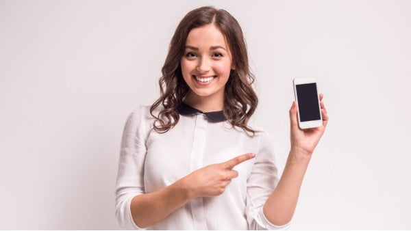 Mujer mostrando smartphone