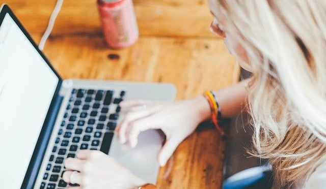Mujer utilizando ordenador portátil