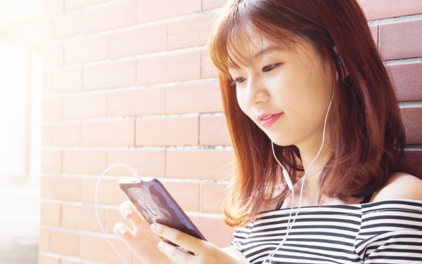 Chica joven escuchando música