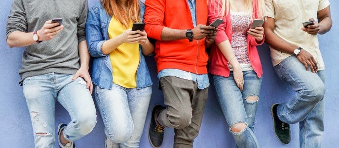 Grupo de amigos con teléfono móvil