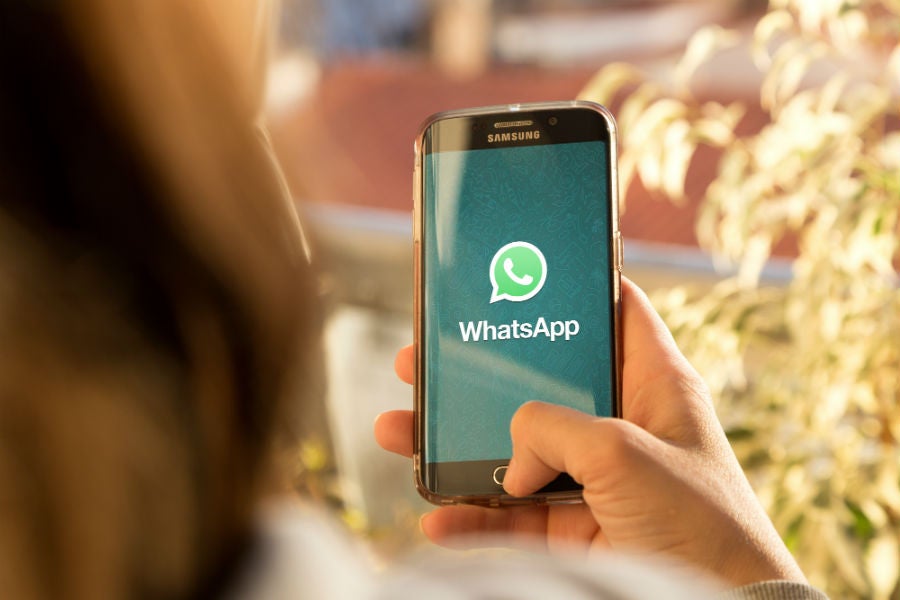Mujer utilizando WhatsApp