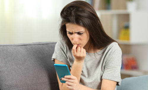Mujer buscando en WhatsApp