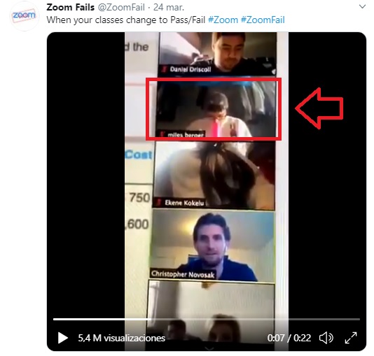 Chico fuma pipa de marihuana en una videoconferencia