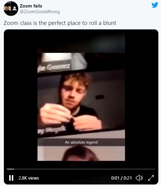 Chico lía un porro en medio de videollamada