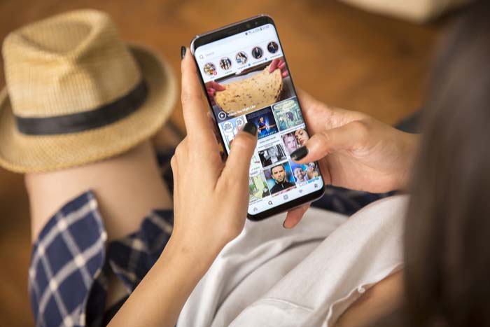 Mujer utilizando instagram