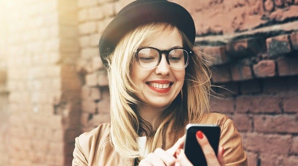 Mujer utilizando un smartphone