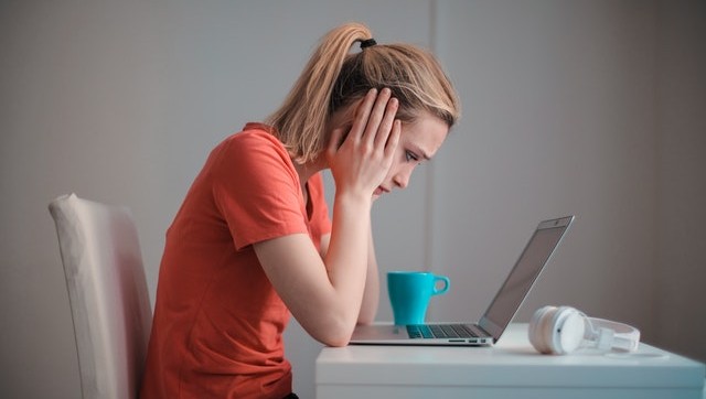 Chica triste con portátil