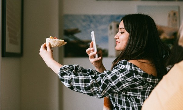 Mujer utilizando Instagram