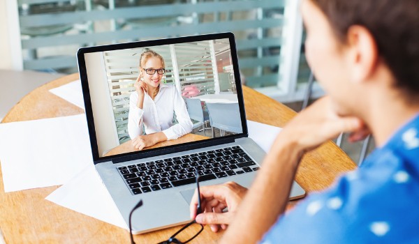 Chico haciendo una videollamada