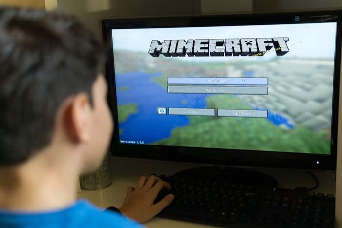 Chico jugando a Minecraft