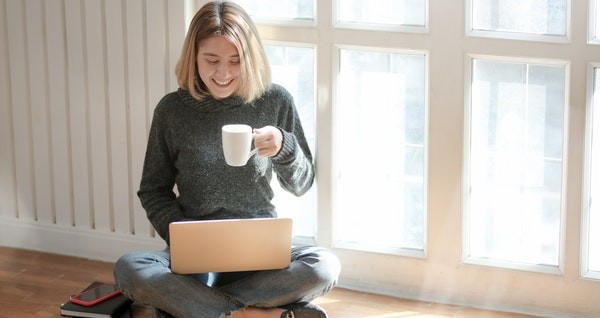 Mujer consultando redes sociales