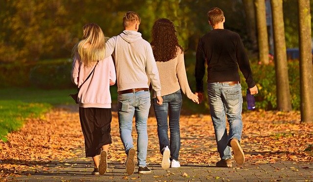 Amigos paseando por el parque