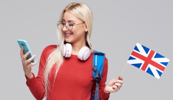 Chica con móvil y bandera del Reino Unido
