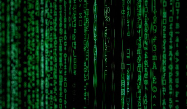 Código con letras verdes