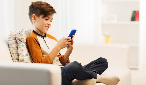 Niño jugando con el móvil