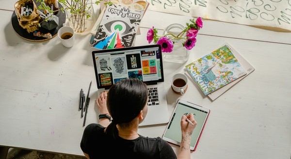 Mujer creando contenido con portátil