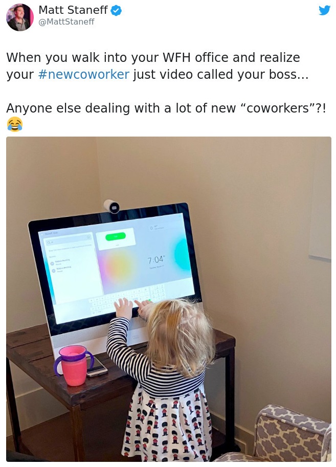 Niña haciendo una videoconferencia