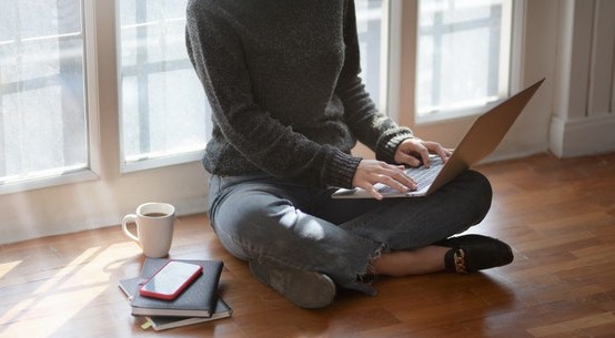 Mujer utilizando un portátil
