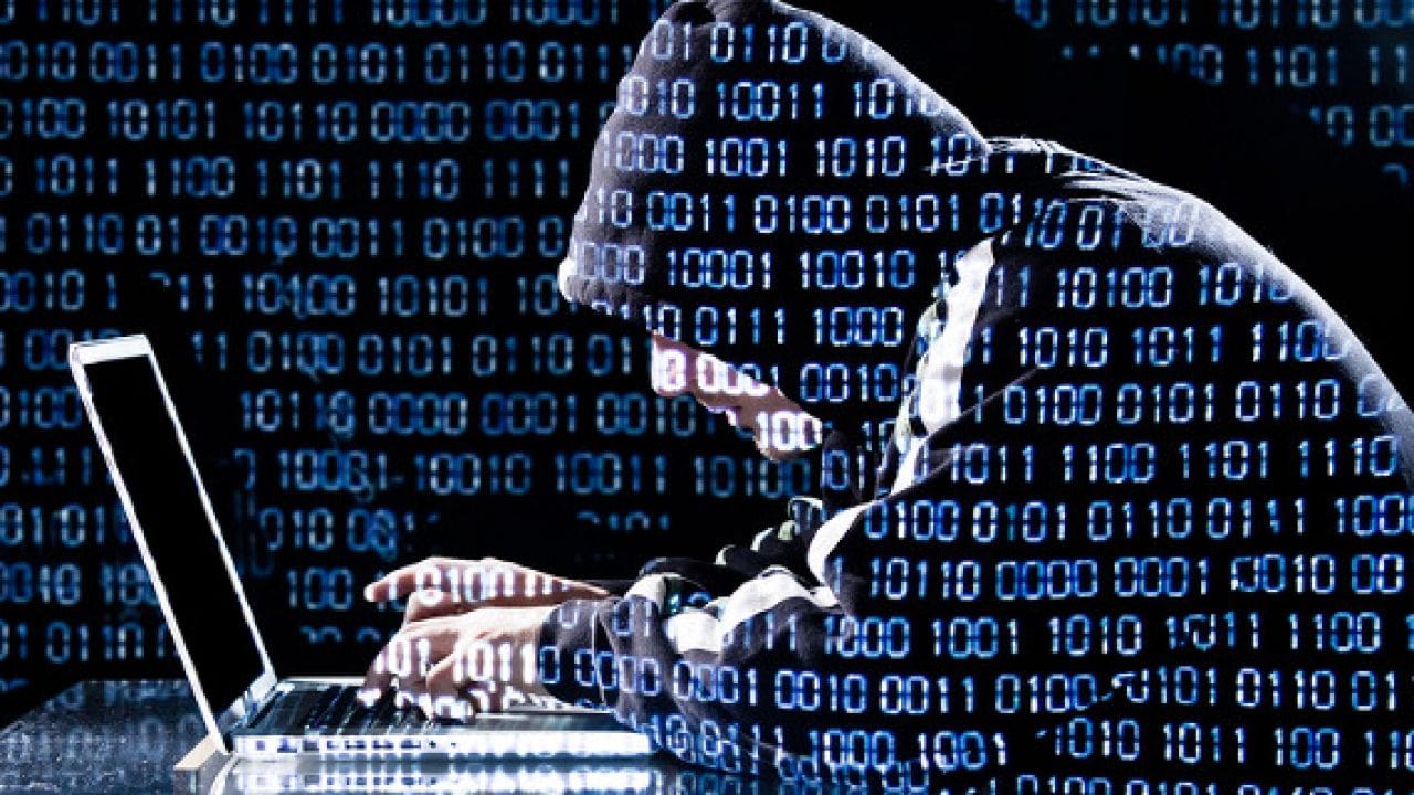 Hacker utilizando un portátil