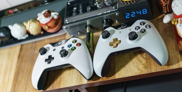 Dos mandos para jugar a videojuegos