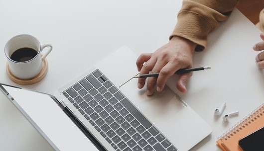 Persona usando un portátil