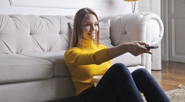 Mujer mirando la TV