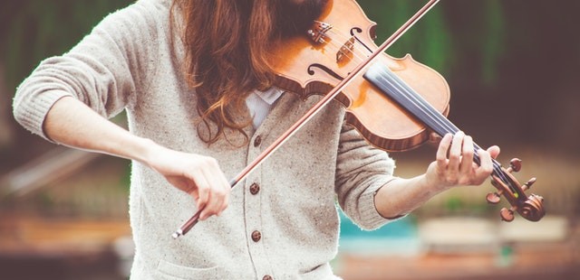 Mujer tocando el violín