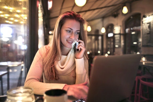 Mujer con portátil en una cafería