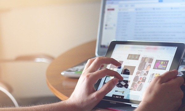 Mujer utilizando tablet y portátil