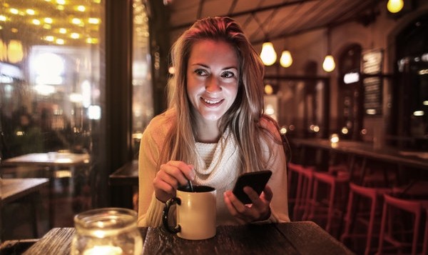 Mujer utilizando el teléfono móvil