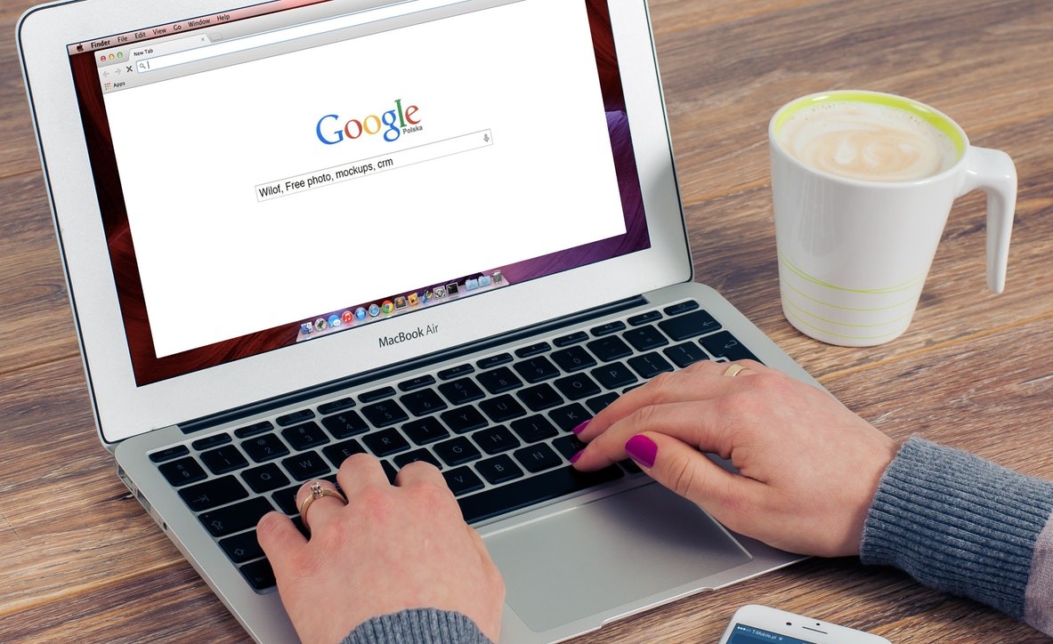 Mujer utilizando un navegador