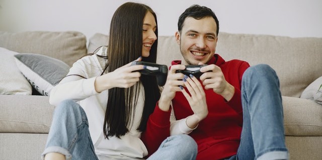 Pareja jugando a videojuegos