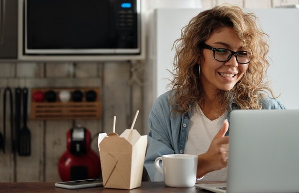 Mujer hace videoconferencia por Internet